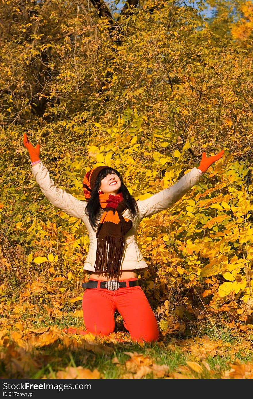 Young  woman in the autumn park