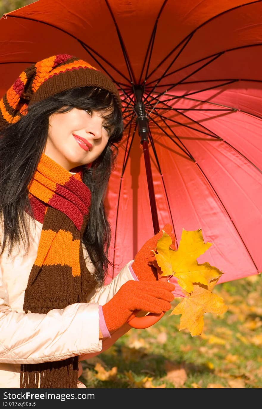 Young woman in the autumn park