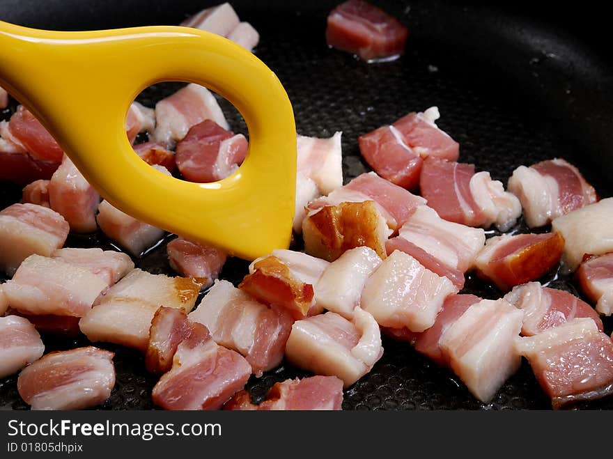 Roasting bacon in a pan