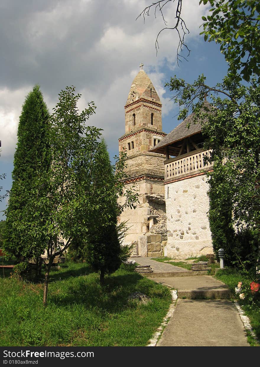 Tour. Church of Densus a city in the country Hateg is located at a few kilometers of Ulpia Traiana Sarmisegetusa and still keep secrets.. so that no one can say with certainty when it was built. Certainly 1 thing: this is currently the oldest church in Romania