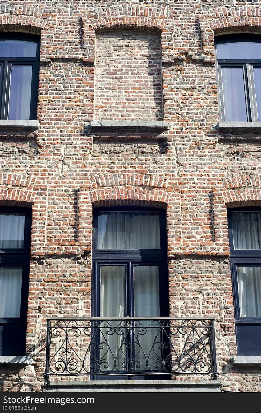 One bricked up window with five other windows