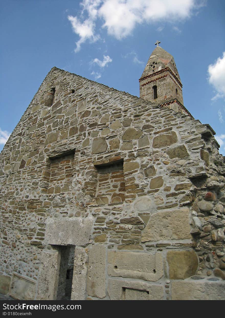 Tour. Church of Densus a city in the country Hateg is located at a few kilometers of Ulpia Traiana Sarmisegetusa and still keep secrets.. so that no one can say with certainty when it was built. Certainly 1 thing: this is currently the oldest church in Romania