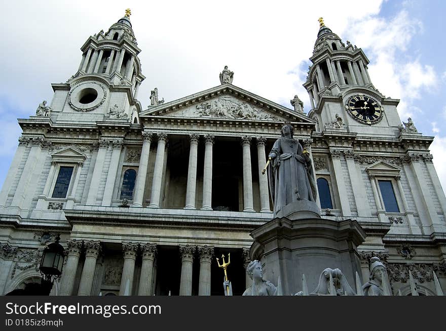 View of the most important cathedral in London. View of the most important cathedral in London.