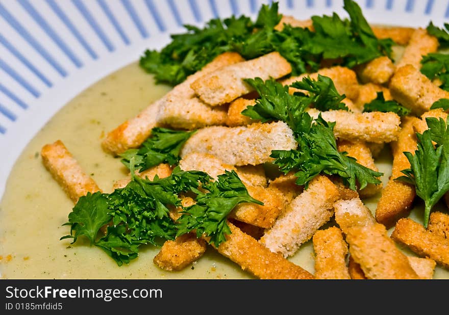 Mashed potatoes with toasts and parsley