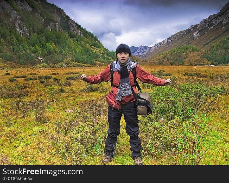 A traveler stand in the well-being of grassland