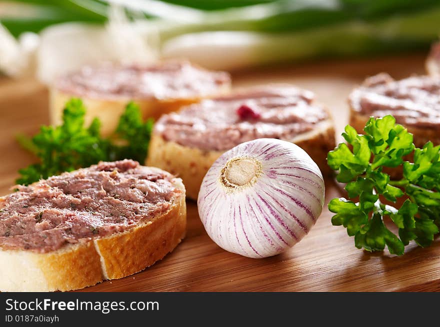 Garlic in front of small snacks