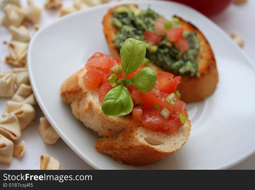 A breakfast of fresh bread with tomatoes and pesto