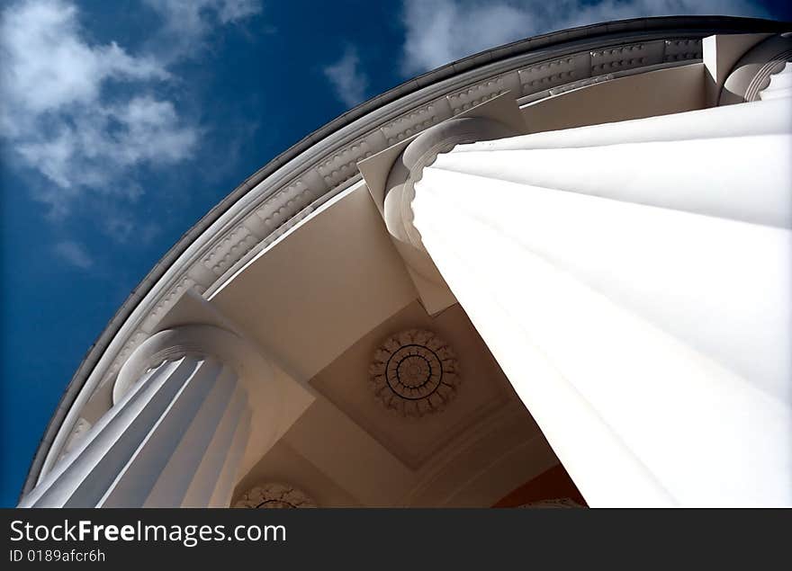 Classical rotunda heavenward to the sky