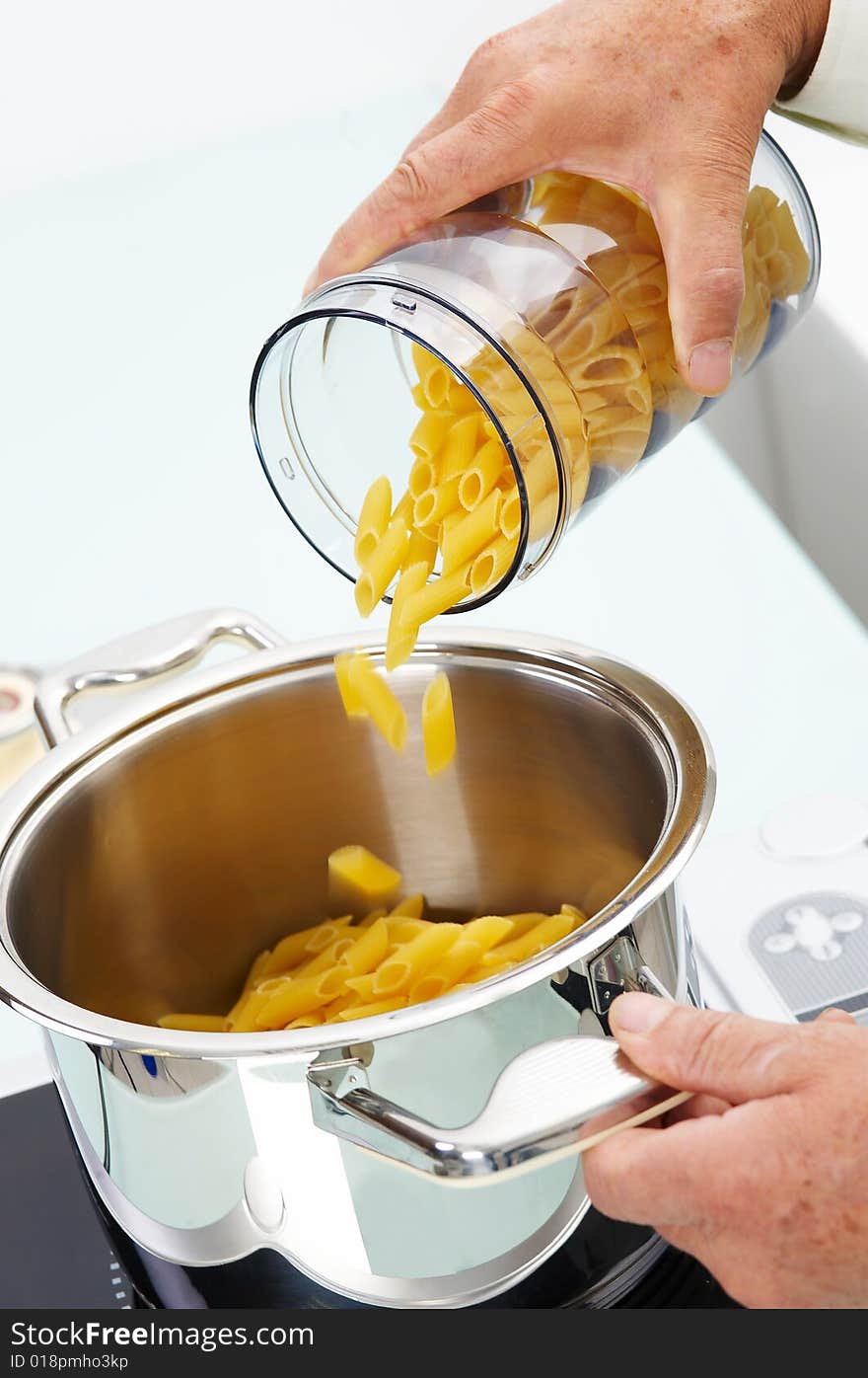 Preparing pasta for boiling