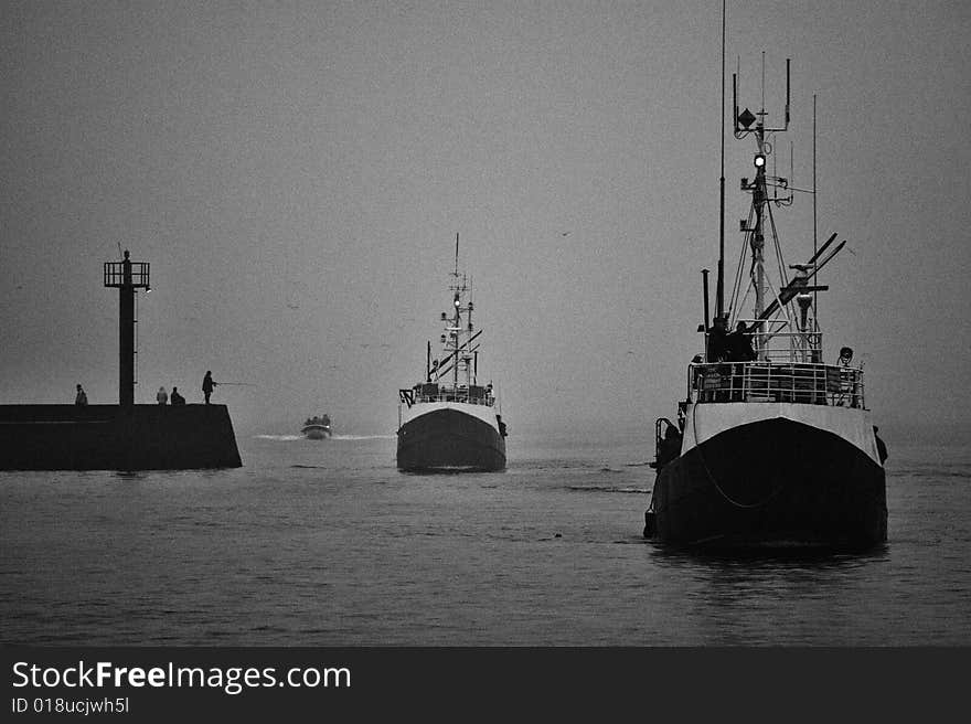 Ships entering the port during fog. Noise imitate the film and film are intentional. Ships entering the port during fog. Noise imitate the film and film are intentional.