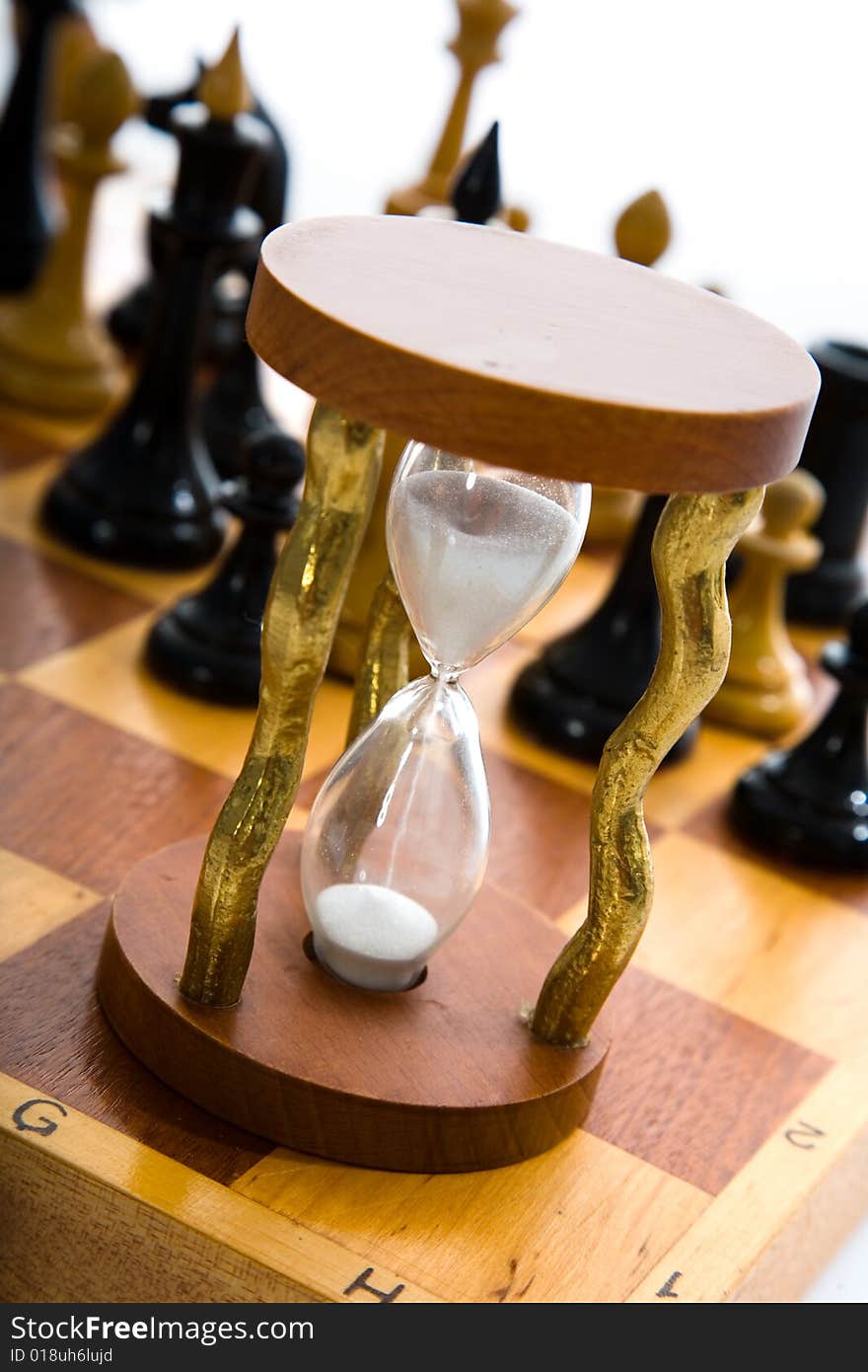 Chess composition with hourglass