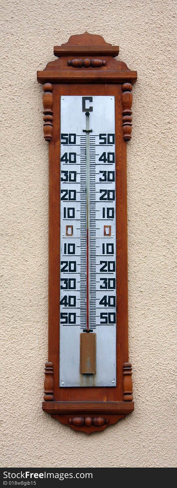 The thermometer shows the temperature in autumn