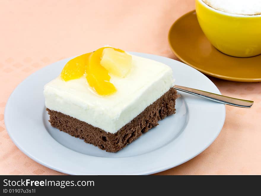 Yogurt-peach pie with whipped cream,cappuccino