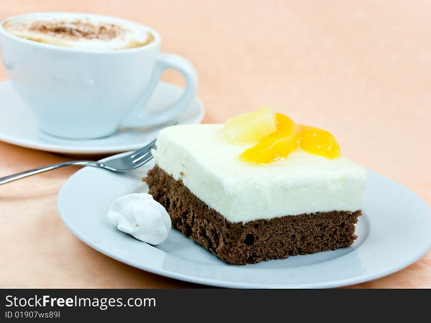 Yogurt-peach pie with whipped cream,cappuccino