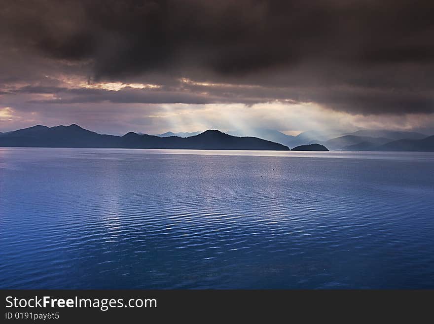 This is a picture of a very beautiful lake. This is a picture of a very beautiful lake