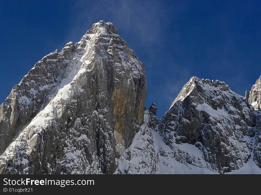 Locating between 10004'-10016'east longitude and 2703'-2740' north latitude, Jade Dragon Snow Mountain (Yulong Mountain) is the southernmost glacier in the Northern Hemisphere. Consisting of 13 peaks, among which Shanzidou is the highest one with an altitude of 5,600 meters (18,360 feet), Jade Dragon Snow Mountain stretches a length of 35 kilometers (22 miles) and a width of 20 kilometers (13 miles). Looking from Lijiang Old Town in the south which is 15 kilometers (nine miles) away, the snow-covered and fog-enlaced mountain resembles a jade dragon lying in the clouds, hence, the name Jade Dragon Snow Mountain.