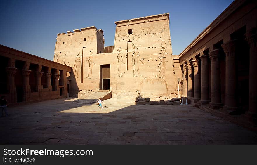 An ancient temple in egypt under the blue sky.