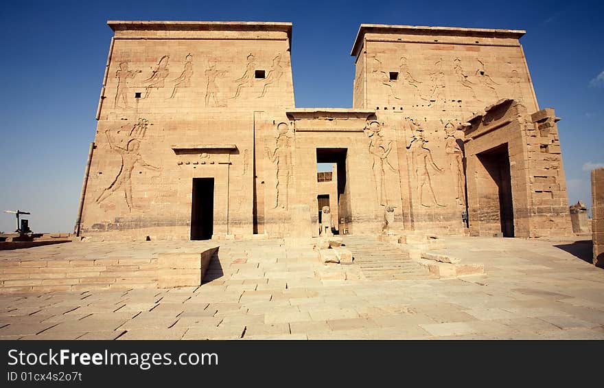 An ancient temple in egypt under the blue sky.