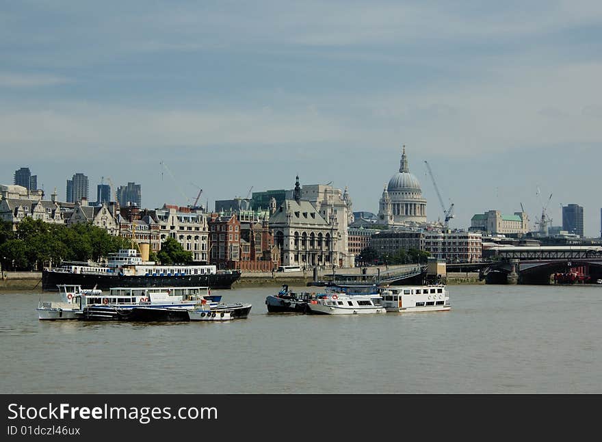 Boats on the Thames in front of bridge in summer day