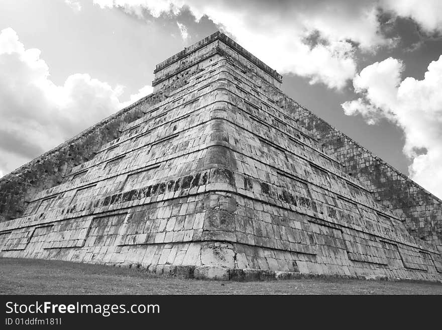 Pyramid of chichen itza in Mexico