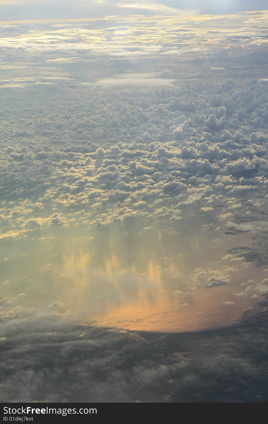 Overlook clouds，clouds is with the setting sun colour，very beautiful！