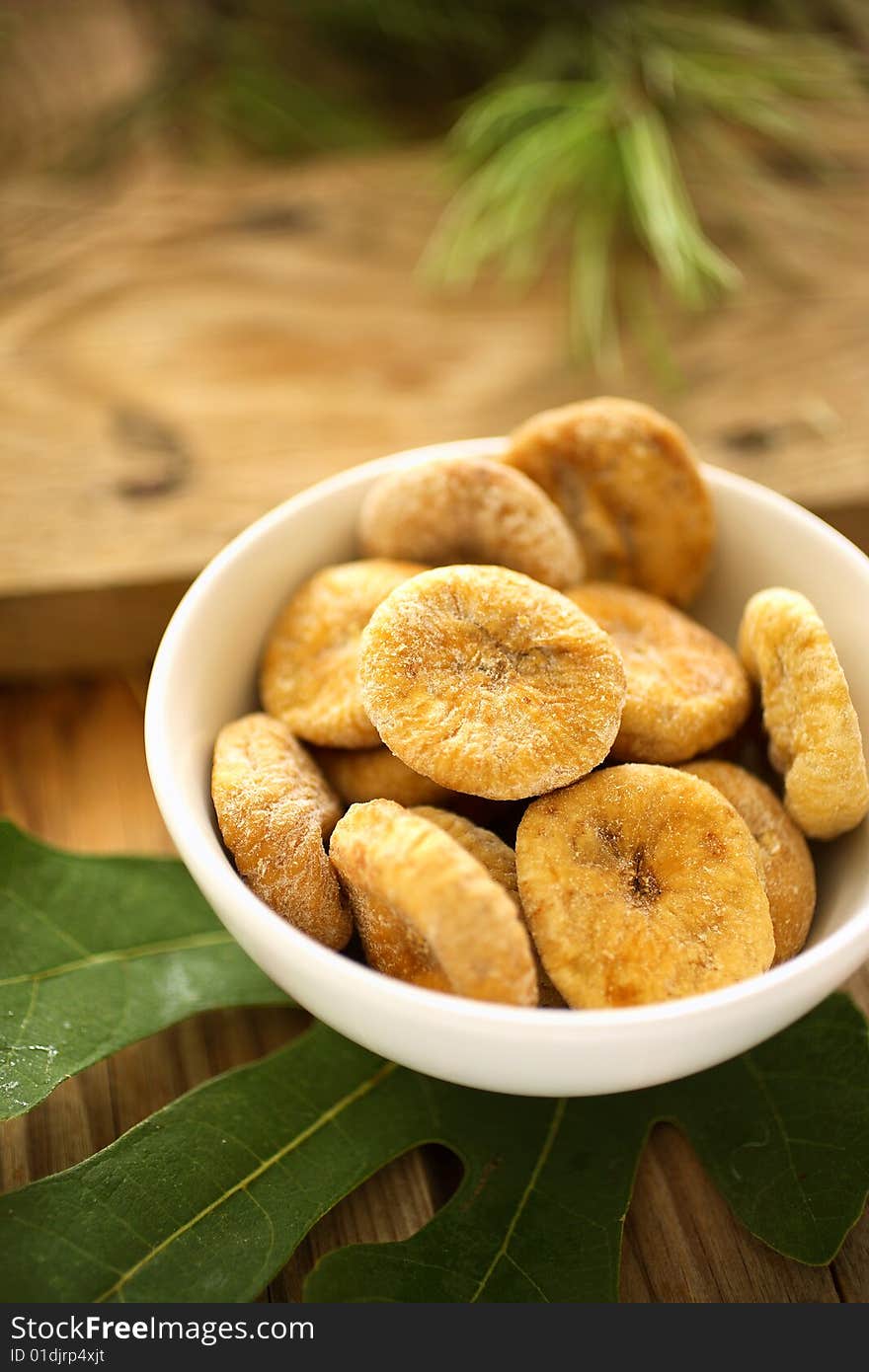 Dry figs in bowl on table