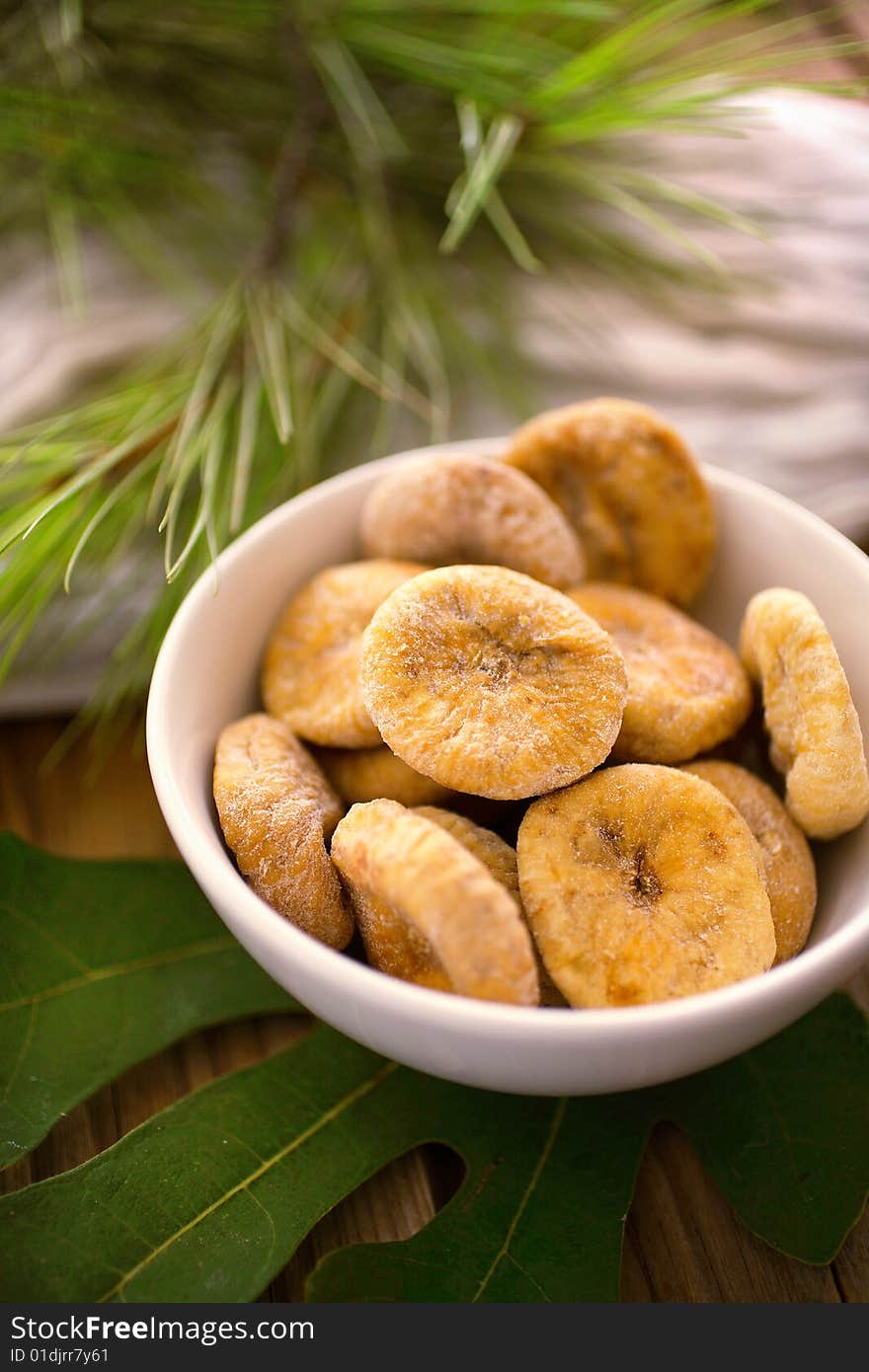 Dry figs in bowl on table