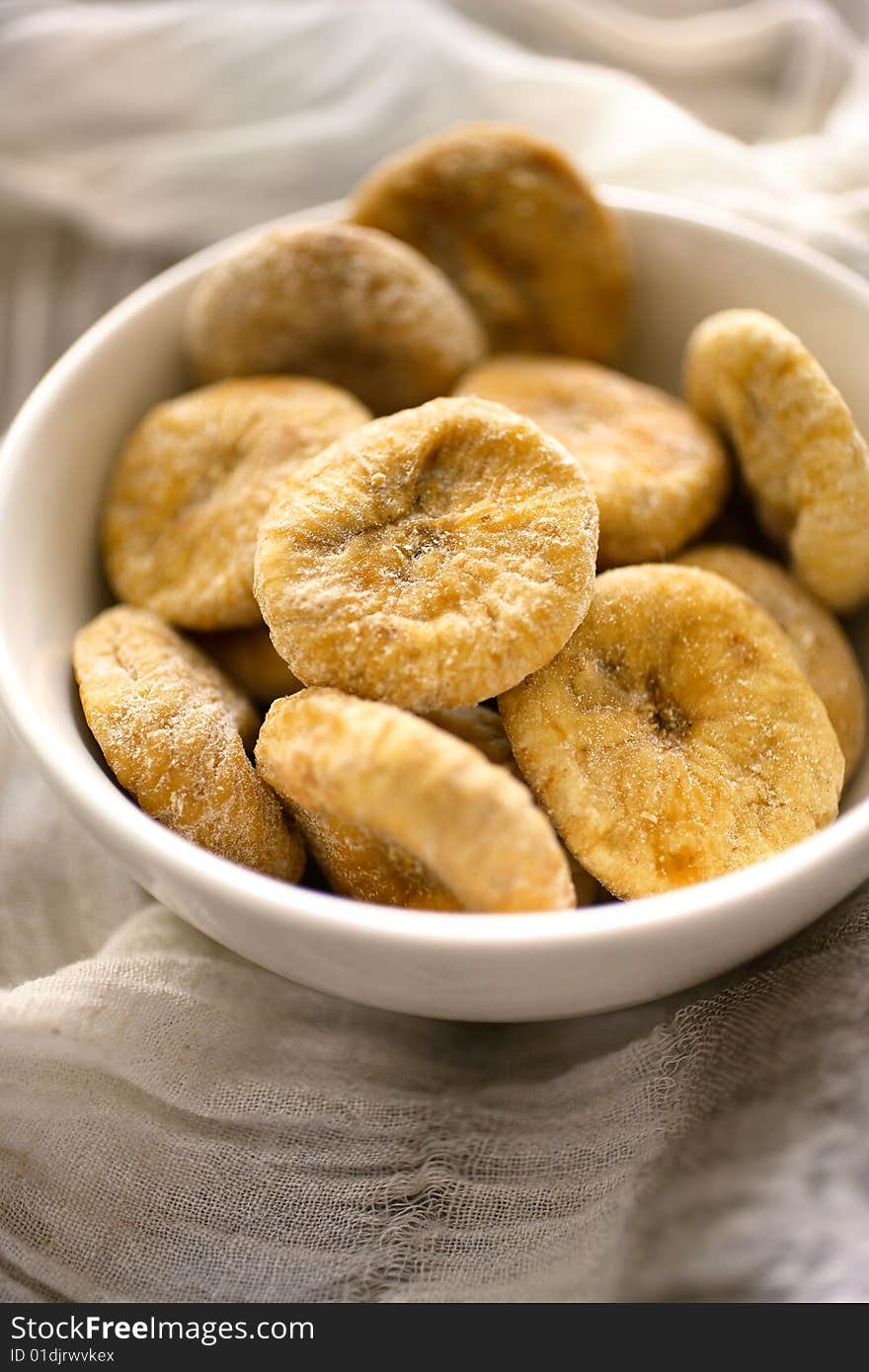 Dry figs in bowl on table