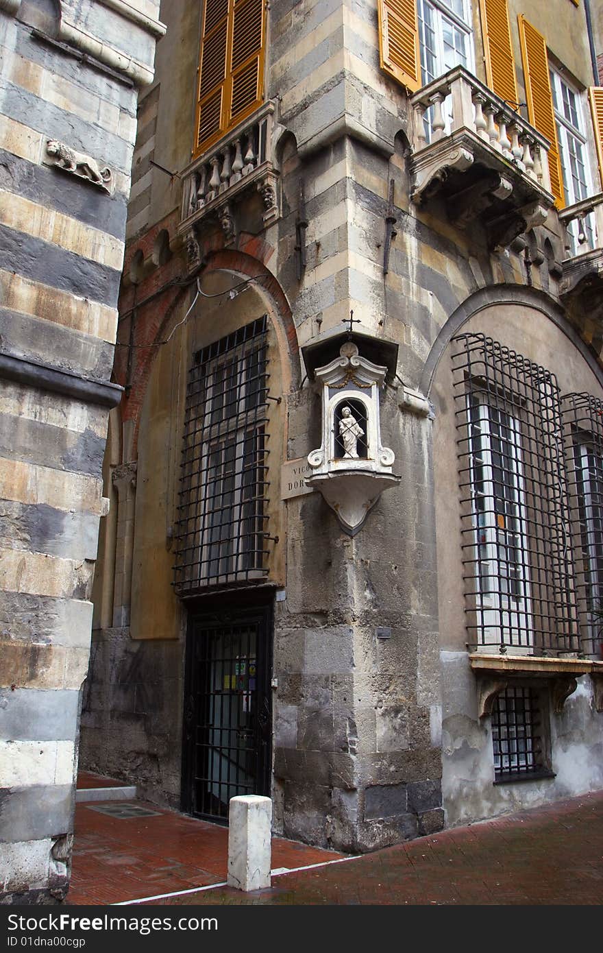 Small religion statue on the conor of old hause in Genova