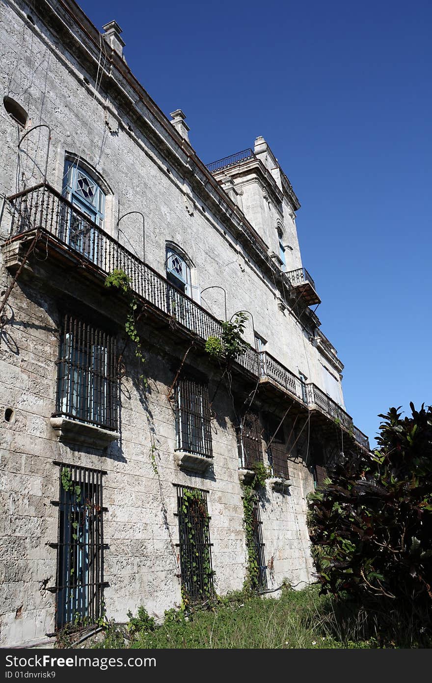 Side view of a vintage building in Old Havana