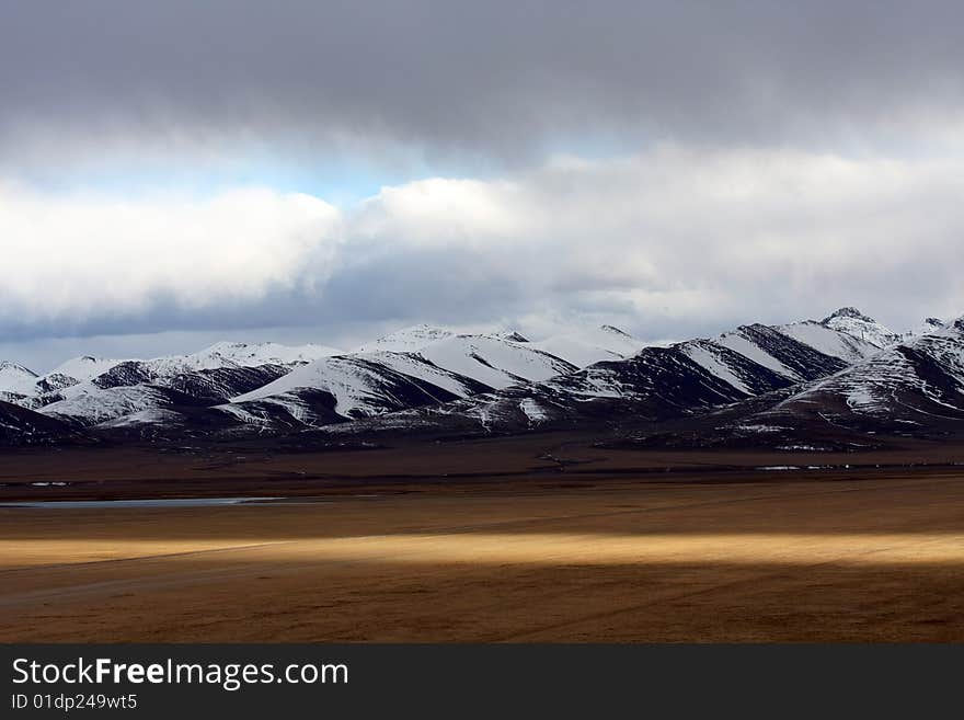 continuous  mountains in the tibet