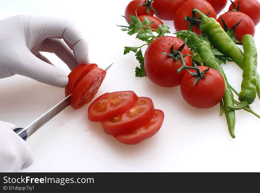 Cutting tomatoes