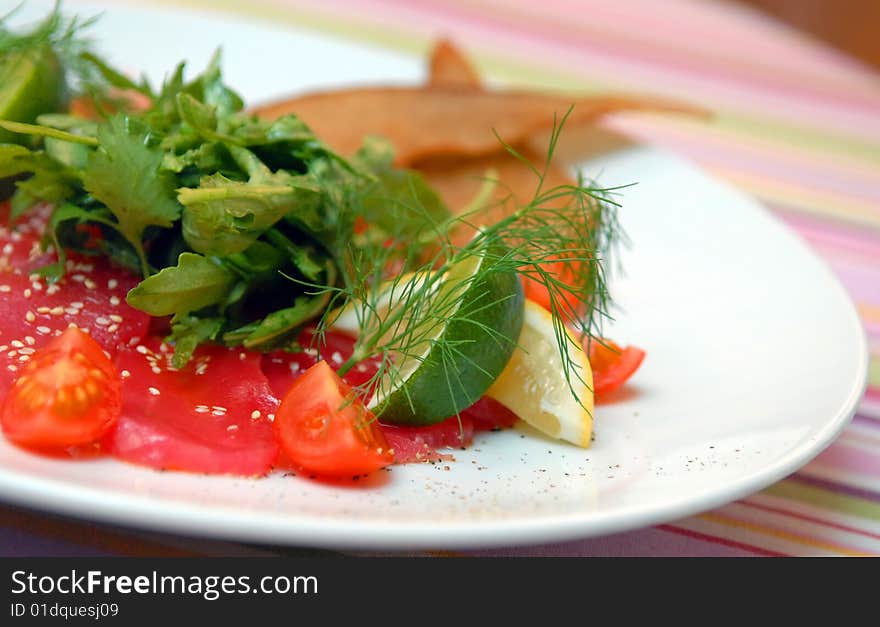 Crude tuna with leaves of salad