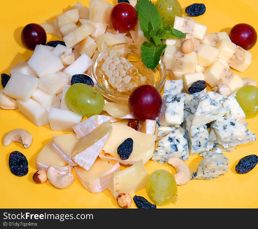 Versions of cheese with honey and fruit