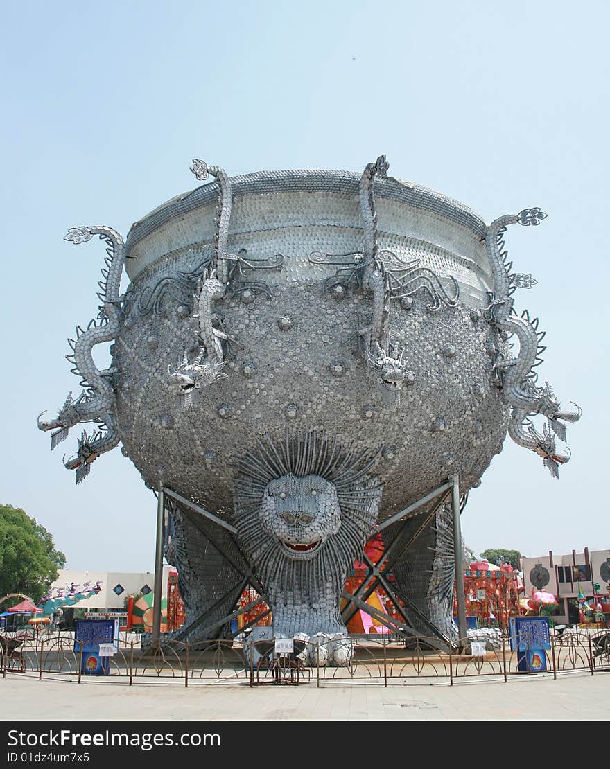 Nine dragons Ding is the biggest lamp in the zigong  color garden ,it have nine dregons on it,and the three legs have the face of lion.