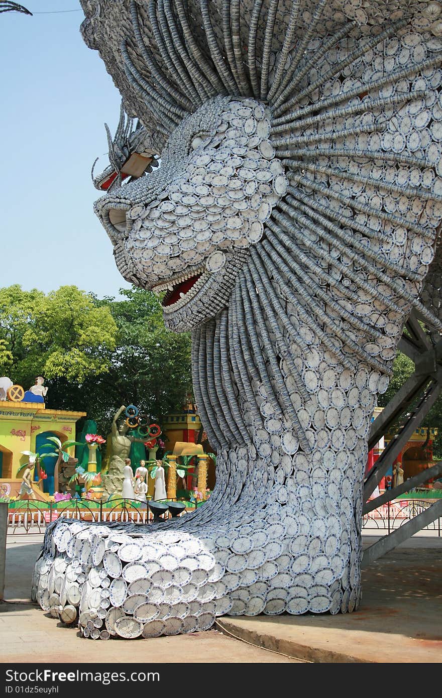 Nine dragons Ding is the biggest lamp in the zigong  color garden ,it have nine dregons on it,and the three legs have the face of lion.