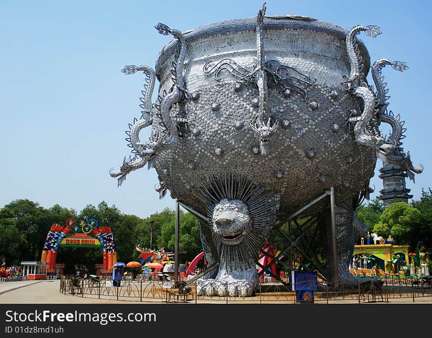 Nine dragons Ding is the biggest lamp in the zigong  color garden ,it have nine dregons on it,and the three legs have the face of lion.