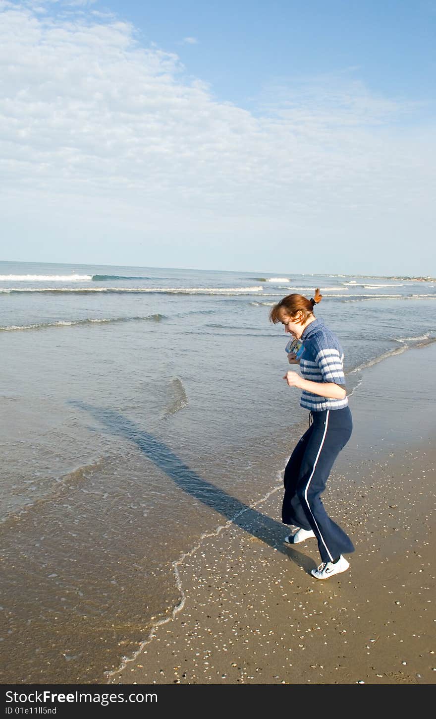 The girl jumps ashore