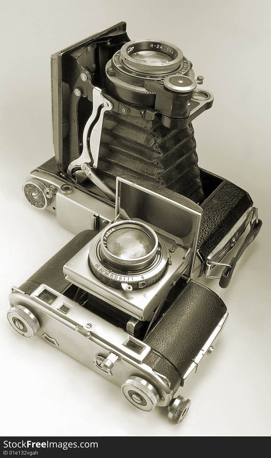 The antiquarian average-format camera and 35-mm camera. The antiquarian average-format camera and 35-mm camera.