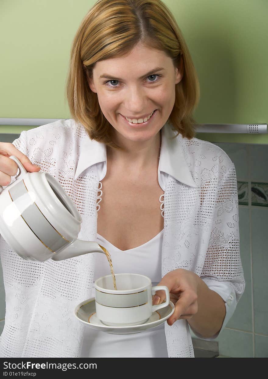 The girl pours coffee