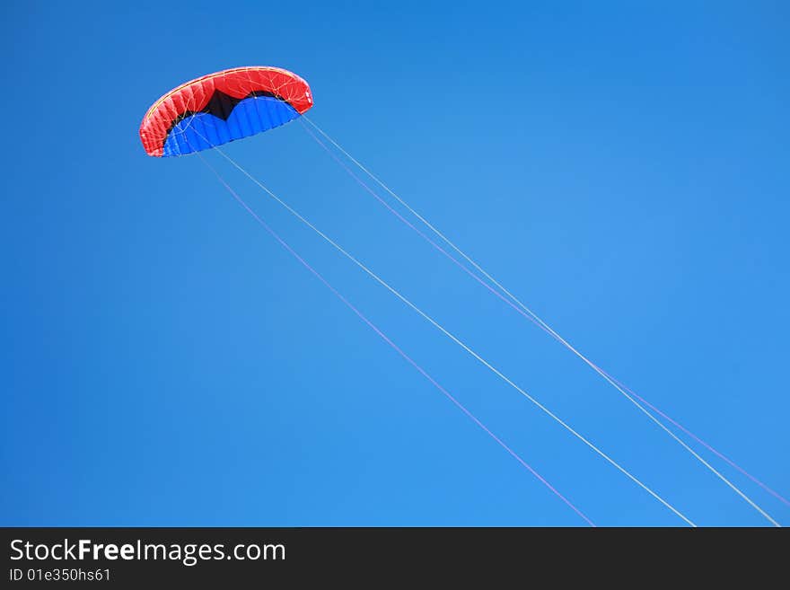 This kite is a de-power foil and can be used for buggying, land-boarding or snowkiting. This kite is a de-power foil and can be used for buggying, land-boarding or snowkiting