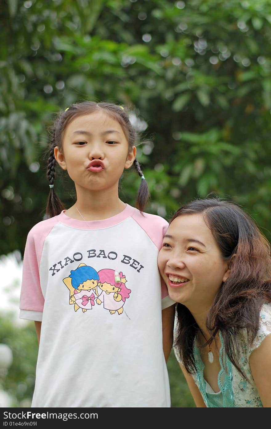 Happy mother and daughter in the park pictures,China