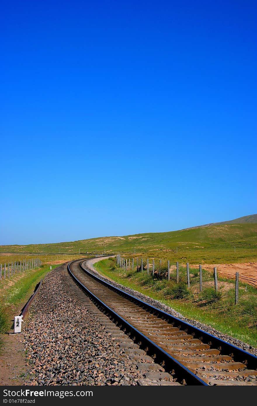 Qinghai lake, the total area of 18 square kilometers of the island is the largest island in the lake, rather like a large crescent-shaped dunes, is the lake surface ridges prominent role by the sand deposited by for a lake Great spectacle, this is the Qinghai-Tibet Railway from Qinghai Lake Pratas side through.