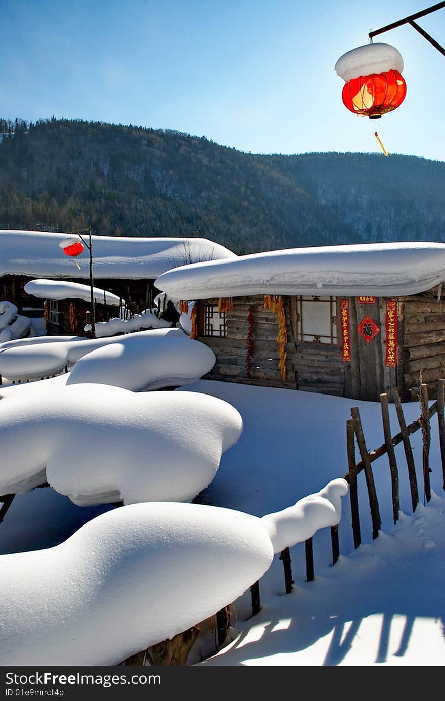 The Chinese northeast is in the cabin in snow, white snow and red-light cage.