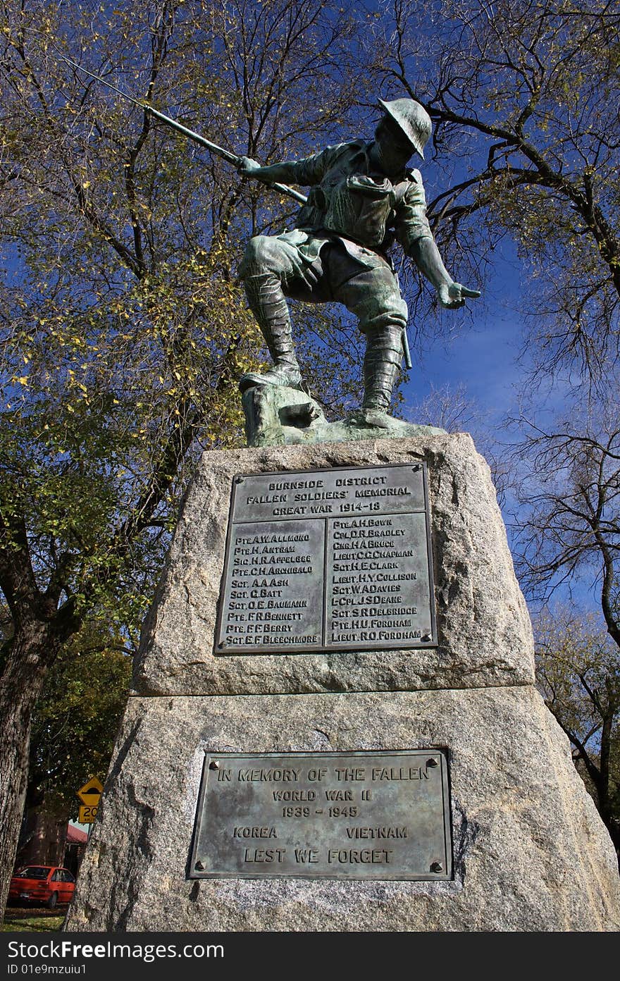 Statue of a WW1 digger atop the Burnside war memorial. Statue of a WW1 digger atop the Burnside war memorial