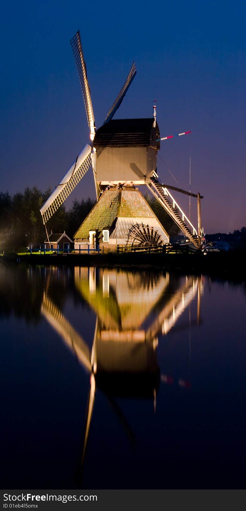 Kinderdijk Windmill1 at Night