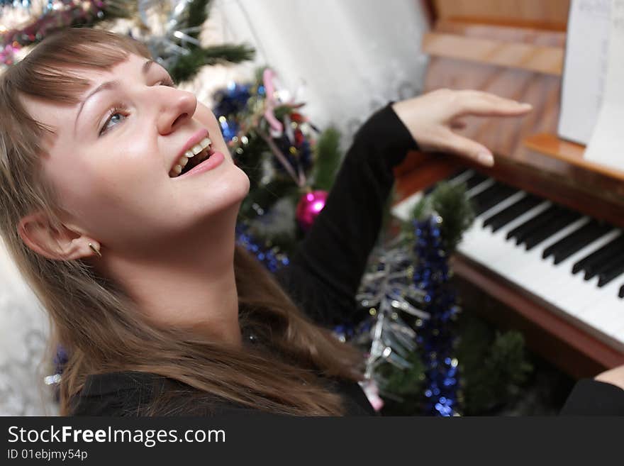 The pianist plays the piano at home