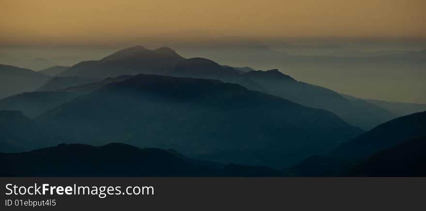 Foggy dawn mountains