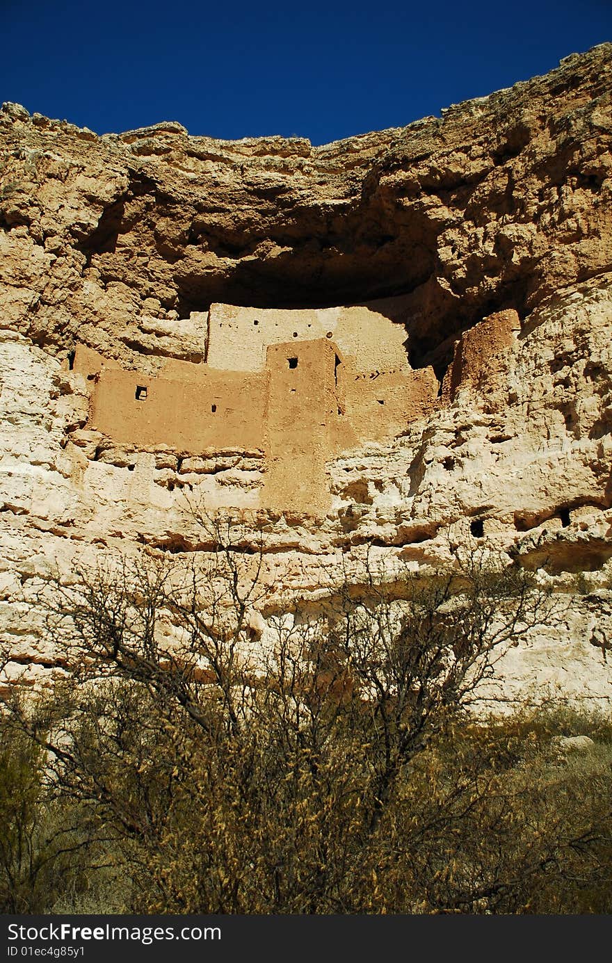 Image of montezuma castle in arizona.