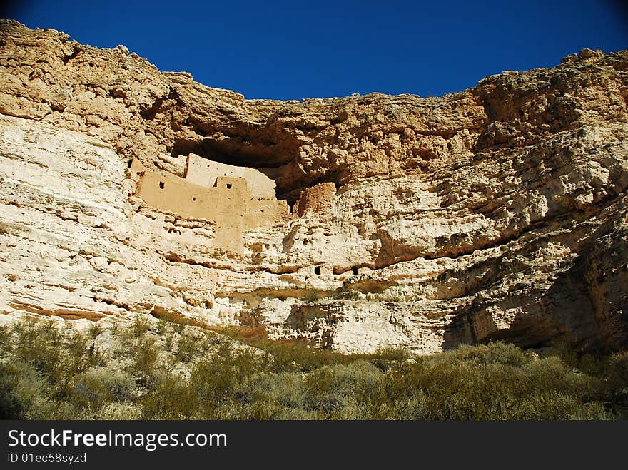 Image of montezuma castle in arizona.